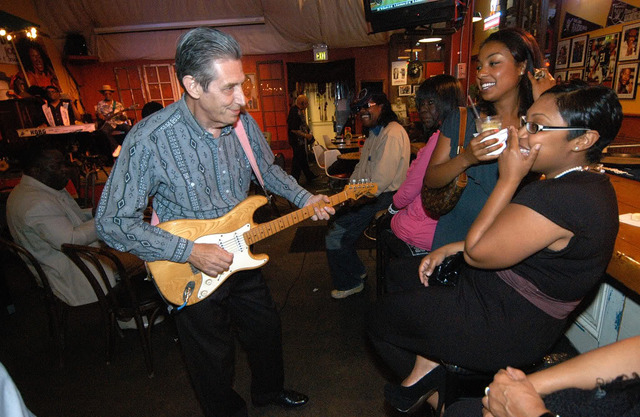 Steve Gannon serenades             